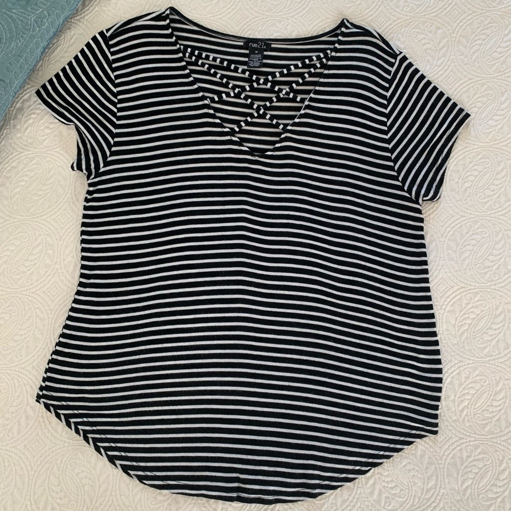 Rue 21 Shirt Criss Cross V Neck Curved Hem Rayon Stripes Black White Women’s M - Picture 3 of 10